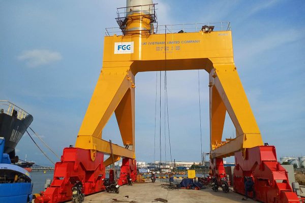 Bộ truyền động hành tinh Brevini hoạt động bền bỉ trong cụm tời kéo cáp tải nặng tại khu vực cảng biển